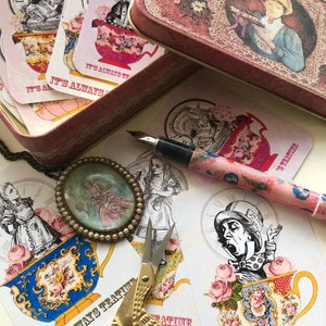 Autocollants Alice au pays des merveilles. C’est toujours un ensemble d’autocollants à l’heure du thé. Belles images illustrées d’Alice et de tasses à thé. Joli jeu d’autocollants.