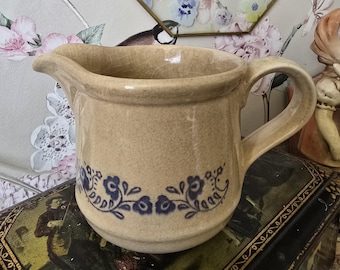 Jarra de leche de cerámica. Jarra de leche de estilo retro.