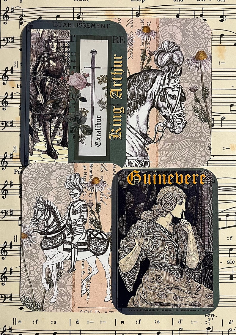 Op de afbeelding: Vier vintage kaarten met zwart-wit illustraties van een ridder, een paard, een vrouw en een zwaard. De kaarten hebben gouden letters en zijn geplaatst tegen een achtergrond van muziekpapier.