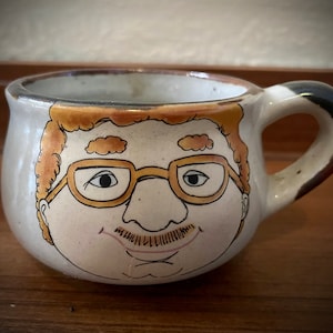 Kleine kom met handvat. Man met een snorkom. Leuk en retro schaaltje