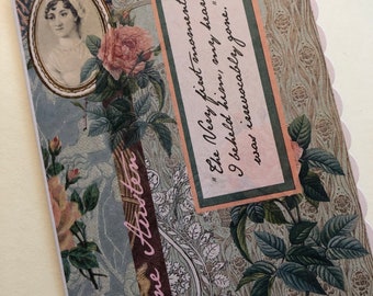 Może przedstawiać: Kartka w stylu vintage z portretem Jane Austen, cytatem z jej powieści i ilustracjami kwiatowymi. Cytat brzmi: "W pierwszej chwili, gdy go zobaczyłam, moje serce bezpowrotnie zniknęło."