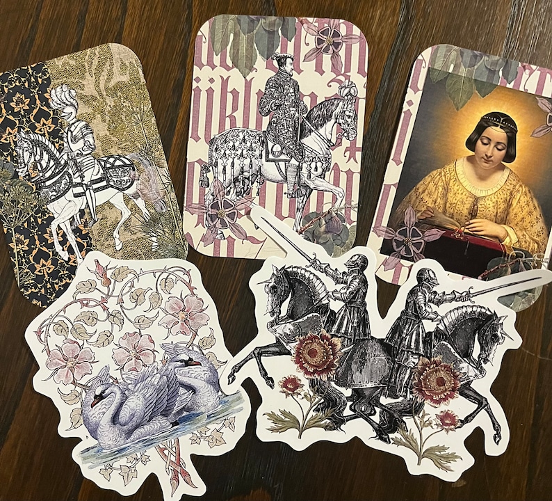 Pu&ograve; includere: Quattro immagini digitali stampabili che raffigurano cavalieri medievali a cavallo, una donna con una corona e un motivo floreale. Le immagini sono in stile vintage con una tavolozza di colori in bianco e nero.