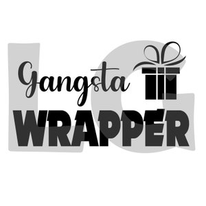 Könnte beinhalten: Schwarz-weißes Grafikdesign mit den Worten "Gangsta WRAPPER" in fetter Schrift. Das Wort "Gangsta" ist in Schreibschrift. Eine schwarze Geschenkbox mit Schleife befindet sich in der oberen rechten Ecke. Der Hintergrund ist weiß.