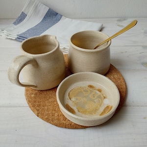 Beige gesprenkelte Keramik Milchkännchen, Set Milchkännchen Zuckerdose und passender Teller