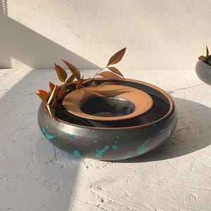 Vase donut en grès noir, vase bague rustique, vase rond moderne en céramique, vase ikebana unique, vase pensée brune, vase à fleurs circulaire bas