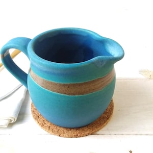 Turquoise of witte keramische melkkan, blauwe aardewerk creamer, kleine turquoise kan, handgemaakte witte aardewerk creamer