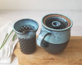 18,5 fl. oz. Vatvormige blauw-zwarte keramische reismok met zetgroep, zwart-blauwe reismok van 550 ml met keramisch deksel en handvat