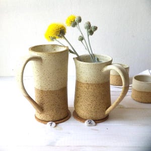 Brocca alta in ceramica, brocca in ceramica gialla, brocca maculata fatta a mano