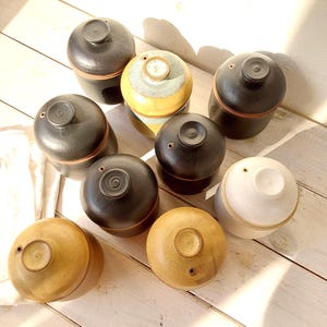 Beige keramische eierkoker, moderne handgemaakte eierstroper, keramische magnetron eierkoker