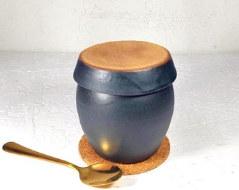 Petit pot en céramique noire, Pot de rangement avec couvercle, Caddy en argile noire, Récipient marron avec couvercle, Pot de miel en céramique, Sucrier noir