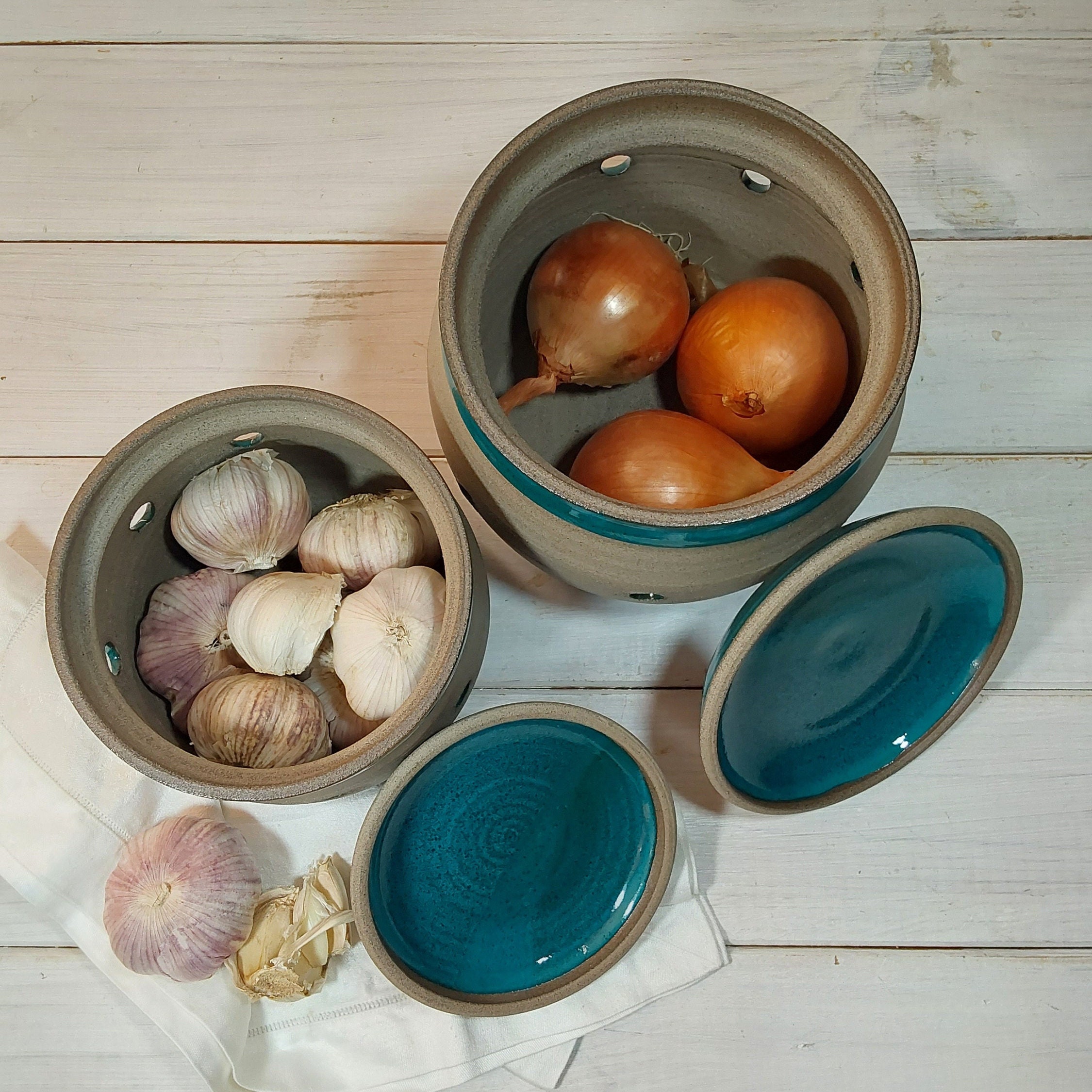 Grande contenitore per aglio o cipolla in ceramica, contenitore per patate  o cipolle turchese e grigio -  Italia