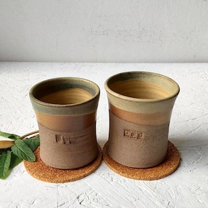 Juego de dos tazas de café personalizadas de 10 onzas líquidas, juego de tazas de café pequeñas para mamá y papá, vaso de cerámica