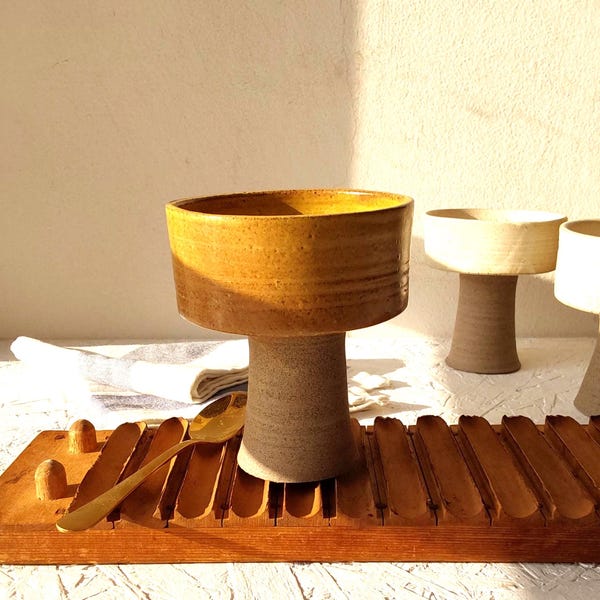 Oker of beige aardewerk dessertschaal, keramische serveerschaal met voet, goudkleurige kom op voetstuk, beige gespikkelde ijskom