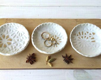 Ceramic Ring Dish, White Pottery Plate, Small Ceramic Dish, White Ceramics, Pottery Ring Dish, Pottery Jewelry Dish, Small Serving Plate