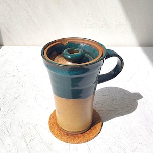 Taza de viaje de cerámica alta de 10 o 16 onzas líquidas, 300 ml o 475 ml, color beige y verde azulado, con tapa y asa de cerámica.
