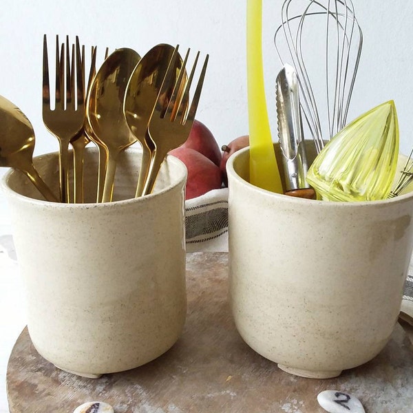 Soporte para utensilios de cocina beige, vasija de cocina de gres moteado
