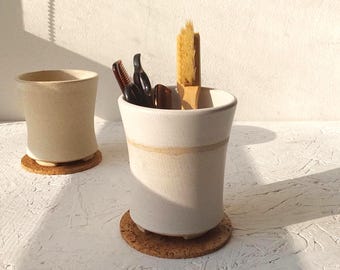 歯ブラシホルダー、バスルーム収納、セラミックホルダー、白い陶器、陶器のブラシジャー、白い容器、セラミックの食器ホルダー、白いカップ