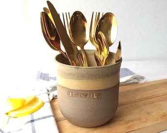 Portautensili da cucina grigio e beige, pentola da cucina in gres grigio fatta a mano