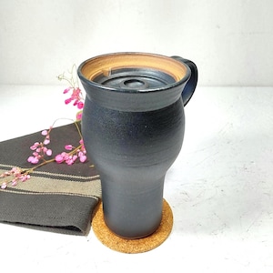 20液量オンスまたは15.5液量オンスまたは17液量オンスの黒セラミックトラベルマグ、450 mlまたは600 mlの大きな黒と茶色のトラベルマグ、セラミック製の蓋とハンドル付き
