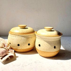 Recipiente de cerámica artesanal grande o pequeño para conservar ajos o cebollas, color mostaza y beige o amarillo moteado, ideal para guardar patatas o cebollas.