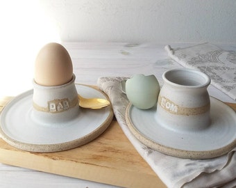 Mama oder Papa Keramik Eierbecher, Keramik Eierbecher, Moderner Eierbecher, personalisierte Eierbecher, weich gekochte Eierbecher, 3 Minuten Eierbecher mit Teller