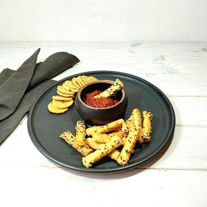Grote relishschaal met aangehechte kom, serveerset keramische frites en dipsaus, keramische snackschaal en 11-inch schaal, rustieke schaal met patat en salsa