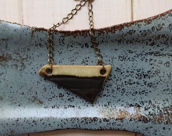 Colgante de cerámica, collar de cerámica, joyería moderna, regalo de cumpleaños, collar de arcilla, colgante de arcilla, joyería para mujer, colgante beige y bronce
