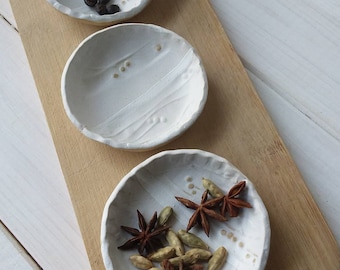 White Pottery Plate, Ceramic Ring Dish, Small Ceramic Dish, White Ceramics, Pottery Ring Dish, Pottery Jewelry Dish, Small Serving Plate