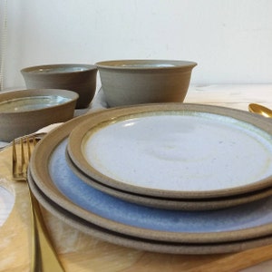 CONJUNTO DE DOS platos llanos grises hechos a mano, juego de cerámica azul claro de plato principal grande y platos laterales