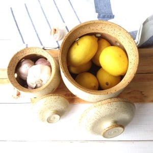 Großer oder kleiner handgemachter keramischer Knoblauch- oder Zwiebel-Aufbewahrungs-, senffarbener und beige oder gelb gesprenkelter Kartoffel- oder Zwiebel-Vorratsbehälter