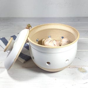 Gran recipiente de cerámica para ajo o cebolla hecho a mano, blanco y beige, para almacenar patatas o cebollas.