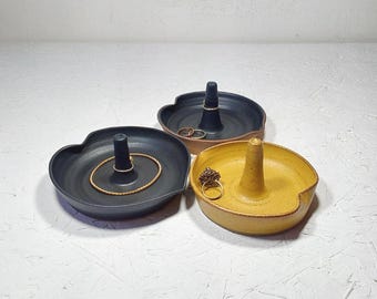 Ringskål i svart keramik, handgjord ringskål i keramik, liten keramikskål, smyckesfat i guld, liten smyckesarangör, hjärtformad ringskål