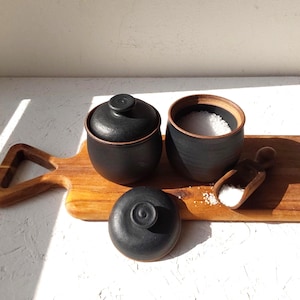 Kleines schwarzes Keramikglas, Vorratsdose für Keramik, Vorratsdose aus schwarzem Ton, Vorratsdose aus Ton, Türkiston mit Deckel, Honigtopf aus Keramik, handgemachter Salzstreuer