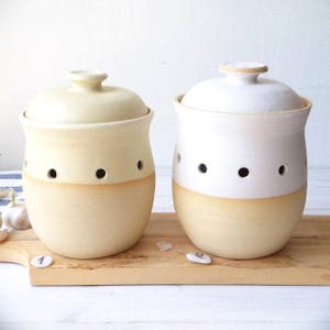 Conservador alto de cerámica para ajos o cebollas, blanco o amarillo.