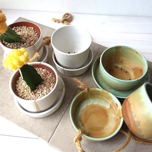 Keramische plantenbak, plantenbak met plaat, witte plantenbak, turkooizen plantenbak, plantenpot met gaten, aardewerken plantenbak, groene plantenbak, hangende plantenbak