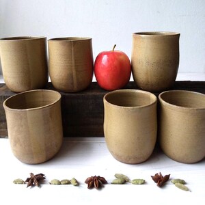 Beige Keramikbecher, SET VON ZWEI, Beige Keramikbecher, rustikale Keramik, Cappuccinotasse, Brauner Keramikbecher, Beige Keramikbecher, Brauner Becher