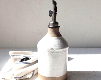 Witte handgemaakte keramische olijfoliefles, grijze aardewerkazijndispenser, wit aardewerk olijfolieflesje