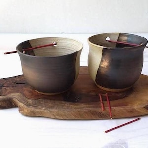 Hangende potplanter, hangende keramische plantenbak, hangende succulente plantenbak, beige plantenbak, bronzen pot, keramische plantenpot, beige aardewerk plantenbak