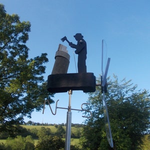 Firewood Sam , Windfahne, Wetterfahne, Kettenschrauber, Automat mit Zeiger auf N/S