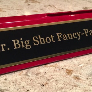 Placa de mesa Big Shot Fancy Pants com suporte para cartão de visita | Presente engraçado para seu chefe
