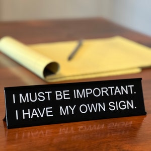 I Must Be Important I Have My Own Sign Plaque décorative de bureau amusante, accessoires de bureau amusants et plaques signalétiques pour le bureau par Griffco Supply