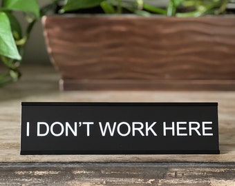 I Don't Work Here - Lotsa Laughs Funny Desk Plate Office Decor by Griffco Supply - Affordable, Fun Office Coworker Gifts