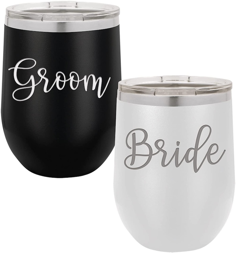 以下が含まれることがあります： ステンレス製のワインタンブラー2個。1つは黒地に白文字で「Groom」、もう1つは白地にグレー文字で「Bride」と書いてあります。