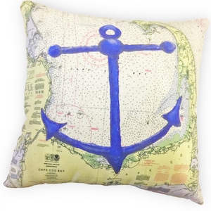 La almohada Cape Cod con ancla y carta náutica es un gran regalo de Massachusetts; 18 x 18"