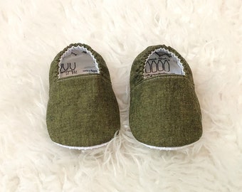 Charming Moss Green Vegan Baby Moccasins - Soft Sole Nature-Inspired Newborn Shoes for Outdoorsy Families