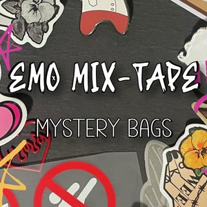 Könnte beinhalten: Eine Sammlung bunter Sticker und Pins mit Emo-Mixtape-Thema. Die Sticker zeigen verschiedene Designs, darunter eine Blume, ein Herz, ein Betretungsverbotsschild und eine Hand mit der Tätowierung "never". Die Pins beinhalten eine Comicfigur in roter Kleidung mit Baskenmütze und eine gelbe Blume.