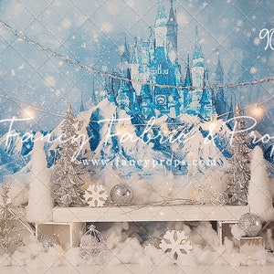 Pu&ograve; includere: Uno sfondo invernale con un castello blu, montagne bianche coperte di neve e alberi argentati. Lo sfondo misura 90 pollici per 60 pollici ed &egrave; perfetto per un servizio fotografico a tema invernale.
