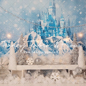 Pu&ograve; includere: Uno sfondo invernale con un castello blu, montagne innevate bianche e uno scaffale in legno bianco con decorazioni argentate e bianche. Il testo "Fancy Fabric & Props www.fancyprops.com" &egrave; visibile nell'immagine.