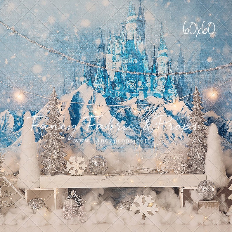 Pu&ograve; includere: Uno scaffale in legno bianco con uno sfondo innevato che presenta un castello blu e alberi di Natale argentati. Lo scaffale &egrave; decorato con fiocchi di neve bianchi, ornamenti argentati e una gabbia per uccelli bianca. Il testo "Fancy Fabric & Props" e "www.fancyprops.com" &egrave; visibile sullo sfondo.
