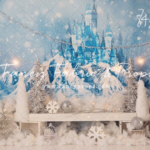 Pu&ograve; includere: Uno sfondo invernale da favola con un castello blu, montagne innevate e alberi bianchi. Lo sfondo &egrave; decorato con luci bianche e fiocchi di neve. Il testo "Fancy Fabric & Props" e "www.fancyprops.com" &egrave; visibile nell'immagine. Lo sfondo misura 213 cm per 152 cm.